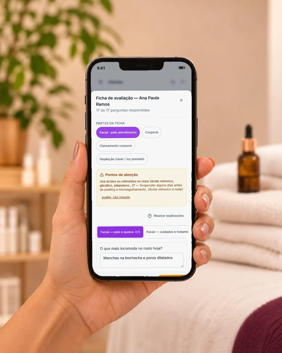 Mão segurando o celular com a ficha de avaliação facial aberta e o ponto de atenção: usa ácido retinoico, suspender alguns dias antes de peeling e microagulhamento