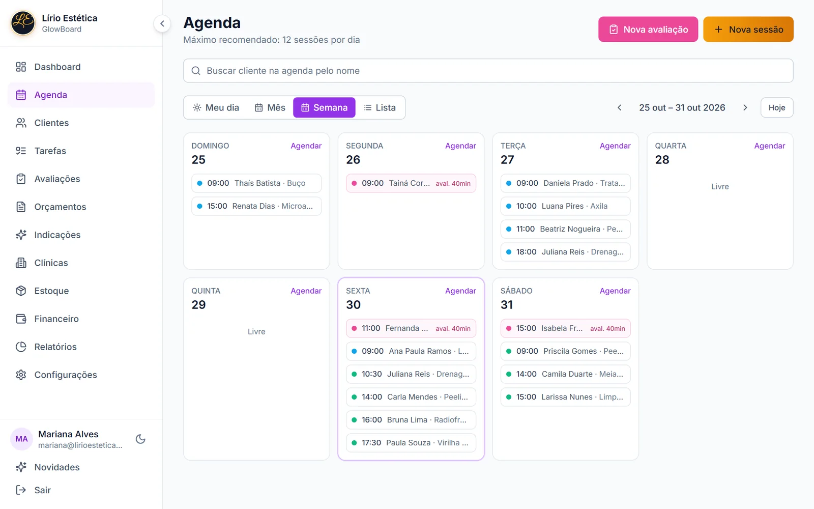 Agenda da semana do GlowBoard no computador, com as sessões e avaliações de cada dia e o menu lateral